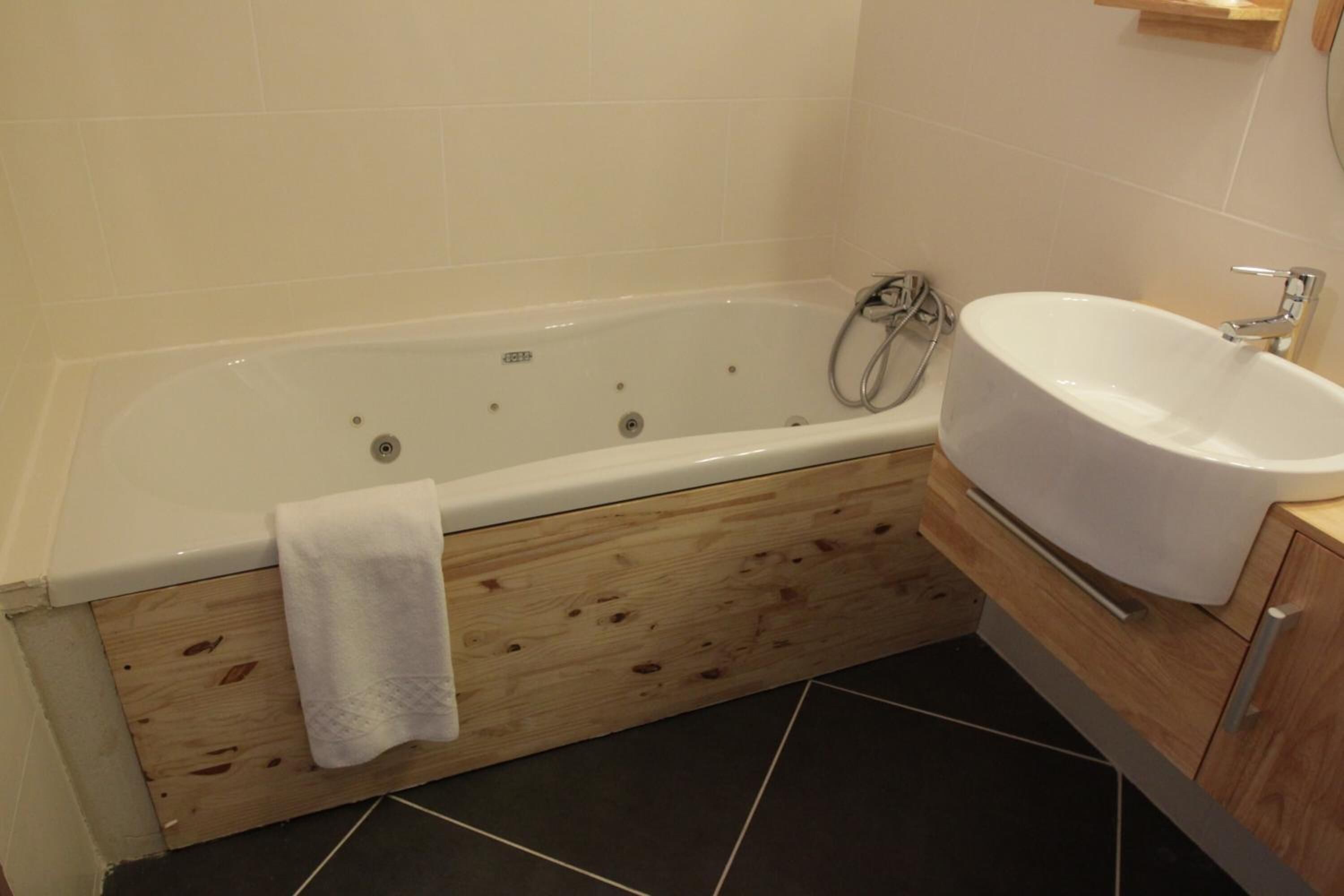 double room, hot tub | bathroom | free toiletries, hair dryer, towels, soap