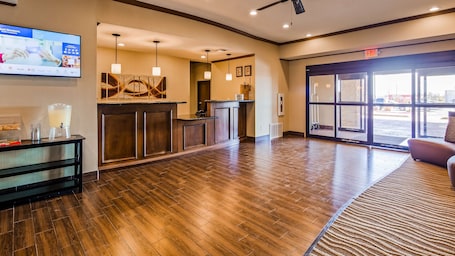 Vestíbulo. Best Western Plus Seminole Hotel & Suites