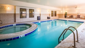 Piscine couverte, chaises longues