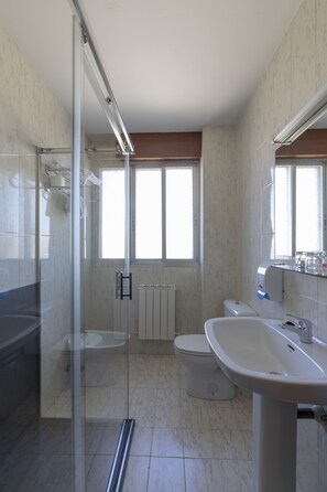 Dusche, kostenlose Toilettenartikel, Haartrockner, Handtücher