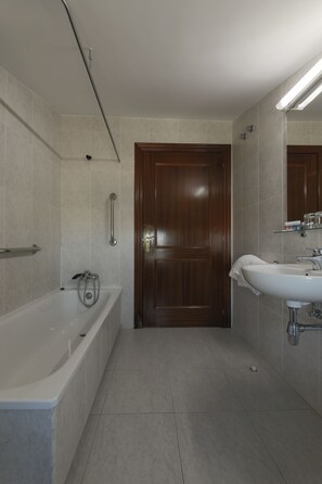 Ducha, artículos de higiene personal gratuitos y secador de pelo