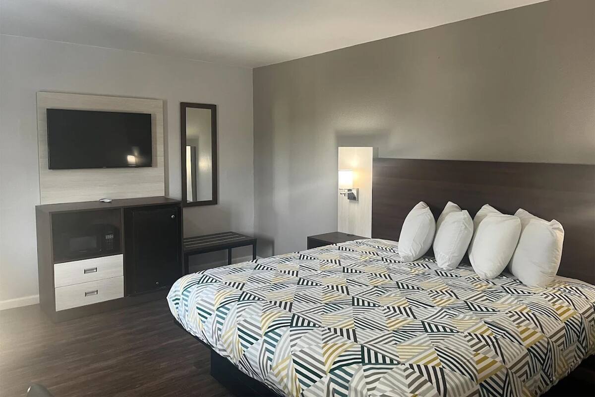Desk, WiFi (free), bed sheets