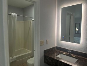 Combined shower/bathtub, free toiletries, towels