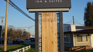 Un letrero para Westward Inn & Suites con un diseño moderno, que presenta un logotipo y el nombre en relieve.