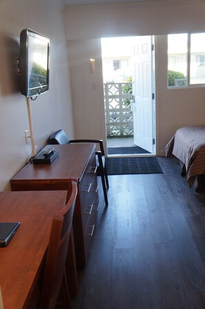 Standard Room, 2 Double Beds | Desk, free WiFi, bed sheets - Westward Inn & Suites (Langley)