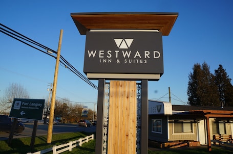 Fachada de la propiedad. Westward Inn & Suites