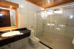 Apartamento Super Luxo  | Baño | Ducha, artículos de higiene personal gratuitos y secador de pelo