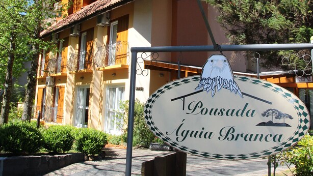 A building with a sign reading "Pousada Agua Blanca." - Pousada Águia Branca (Gramado)