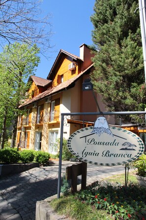 Ein Gebäude mit einem Schild, auf dem 'Pousada Agua Blanca' steht.