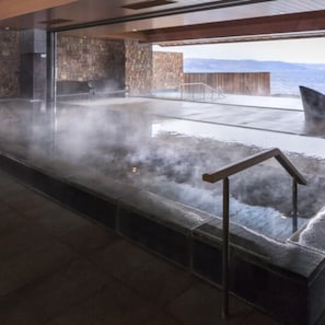 Duschwanne, kostenlose Toilettenartikel, Haartrockner, Hausschuhe