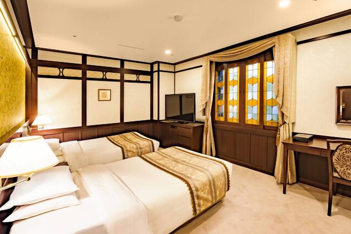 เครื่องนอนระดับพรีเมียม, ผ้านวมขนเป็ด, ตู้นิรภัยในห้องพัก, โต๊ะทำงาน