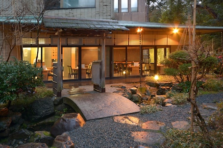 2 restaurants, breakfast, dinner served; Japanese cuisine