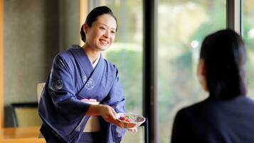 2 restaurants, breakfast, dinner served; Japanese cuisine