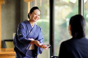 2 restaurants, breakfast, dinner served; Japanese cuisine  - Kanazawa Hakuchoro Hotel Sanraku (Kanazawa)