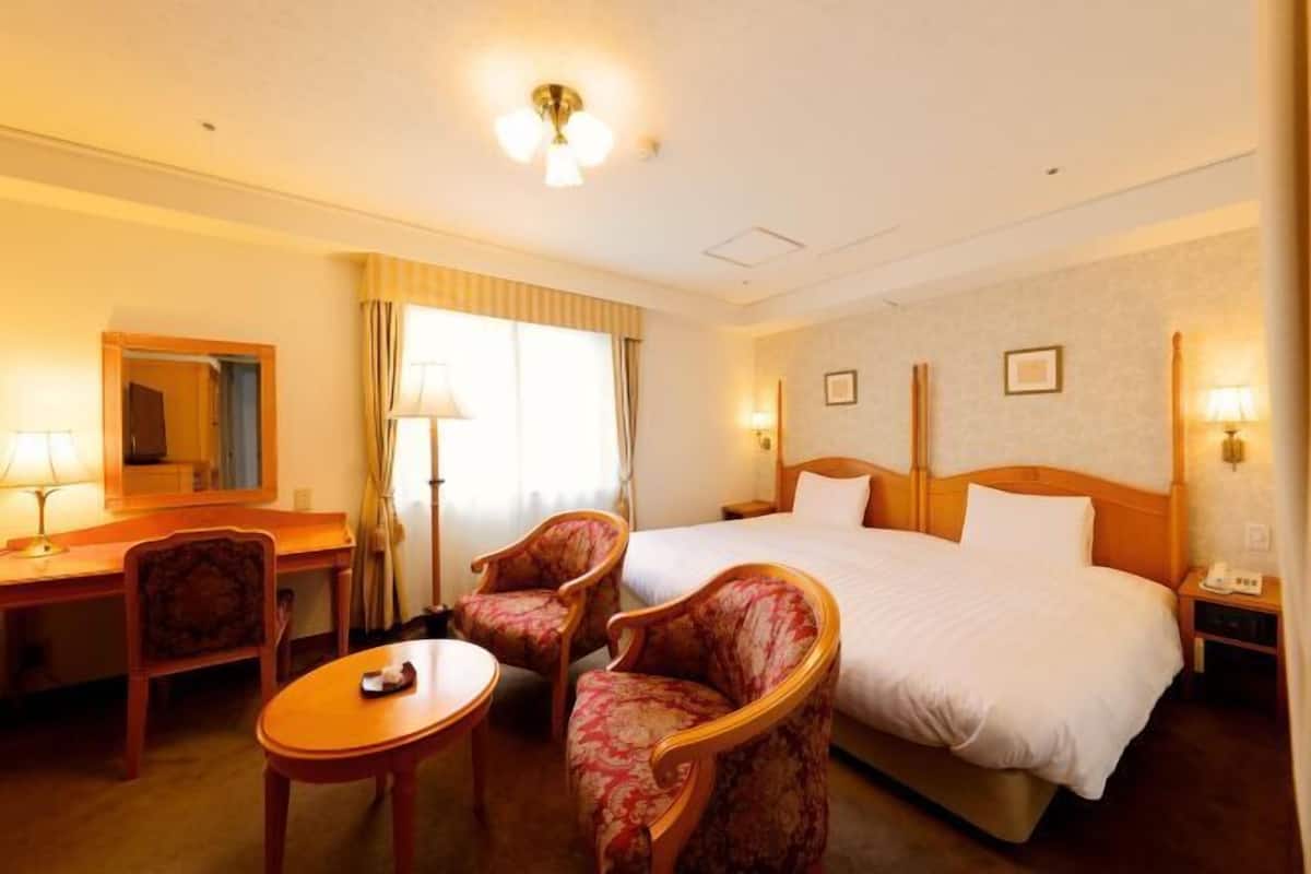 Premium bedding, down comforters, in-room safe, desk