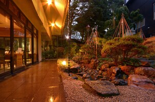 2 restaurants, breakfast, dinner served; Japanese cuisine