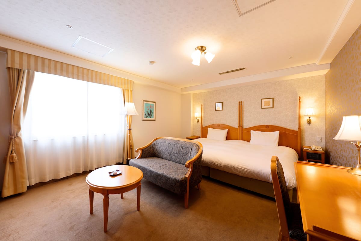 King Room Non-Smoking | Premium bedding, down comforters, in-room safe, desk