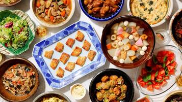 Desayuno buffet diario (JPY 3200 por persona)