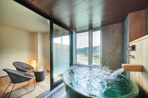 Quarto, para não fumantes (Momose or Chihako, Natural hot spring) | Banheiro | Chinelos, vasos sanitários com bidê eletrônico, toalhas de banho 