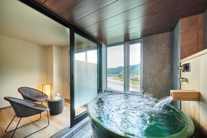 Habitación, no fumadores (Momose or Chihako, Natural hot spring) | Baño | Zapatillas, bidé electrónico y toallas