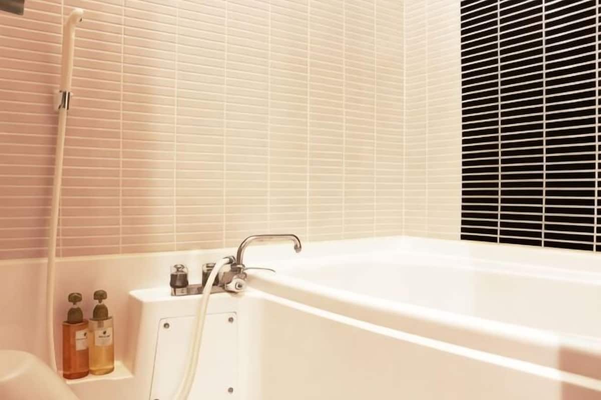 Baño | Zapatillas, bidé electrónico y toallas