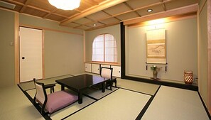 Japanese Style Room (8 tatami mats, 4 futon, with hot springs)
