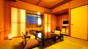 Um quarto em estilo japonês tradicional, com tatames, uma mesa baixa e almofadas.