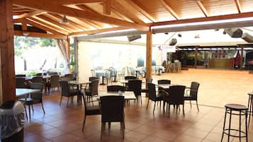 Petit déjeuner, déjeuner et dßner servis sur place, vue sur la piscine