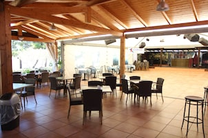 Se sirven desayunos, almuerzos y cenas (con vistas a la piscina) 