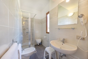 Superior-Zimmer | Badezimmer | Dusche, kostenlose Toilettenartikel, Haartrockner, Bidet