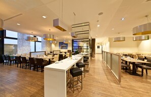 Colazione a buffet a pagamento, servita tutte le mattine 