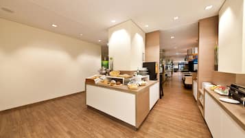 Se ofrece un desayuno bufé (19 EUR por persona)