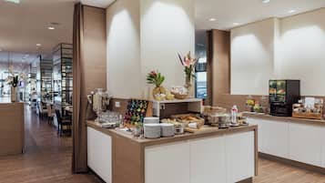 TĂ€gliches FrĂŒhstĂŒcksbuffet (19 EUR pro Person)