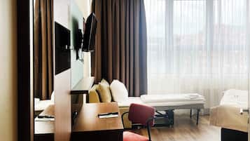 Habitación Premium, varias camas (Up to 3 Adults) | Ropa de cama de alta calidad y colchones con acolchado adicional