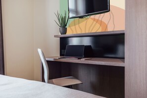 Bộ đồ giường cao cấp, nệm có lớp đệm bông, két bảo mật tại phòng
