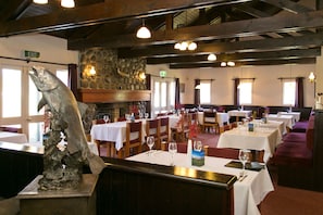 Petit déjeuner et dîner servis sur place
