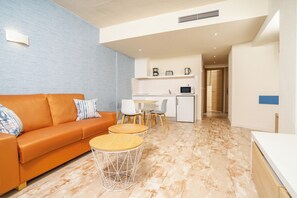 Fridge, microwave, stovetop, coffee/tea maker - HOVIMA La Pinta Beachfront Family Hotel (Adeje)