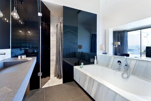 Deluxe Room, Terrace | Bathroom | Eco-friendly toiletries, hair dryer, towels - Hotel Royal Passeig de Gracia (Barcelona)