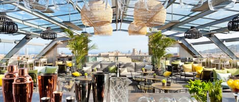 Bar auf der Dachterrasse, Speisen im Freien, täglich geöffnet