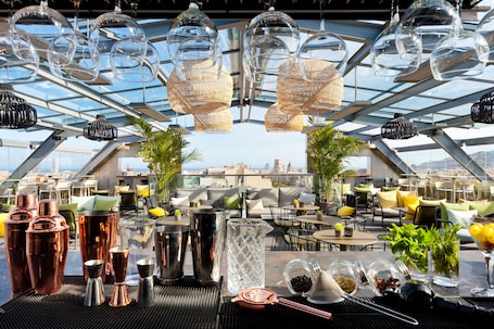 Bar en la azotea, restaurante con mesas al aire libre