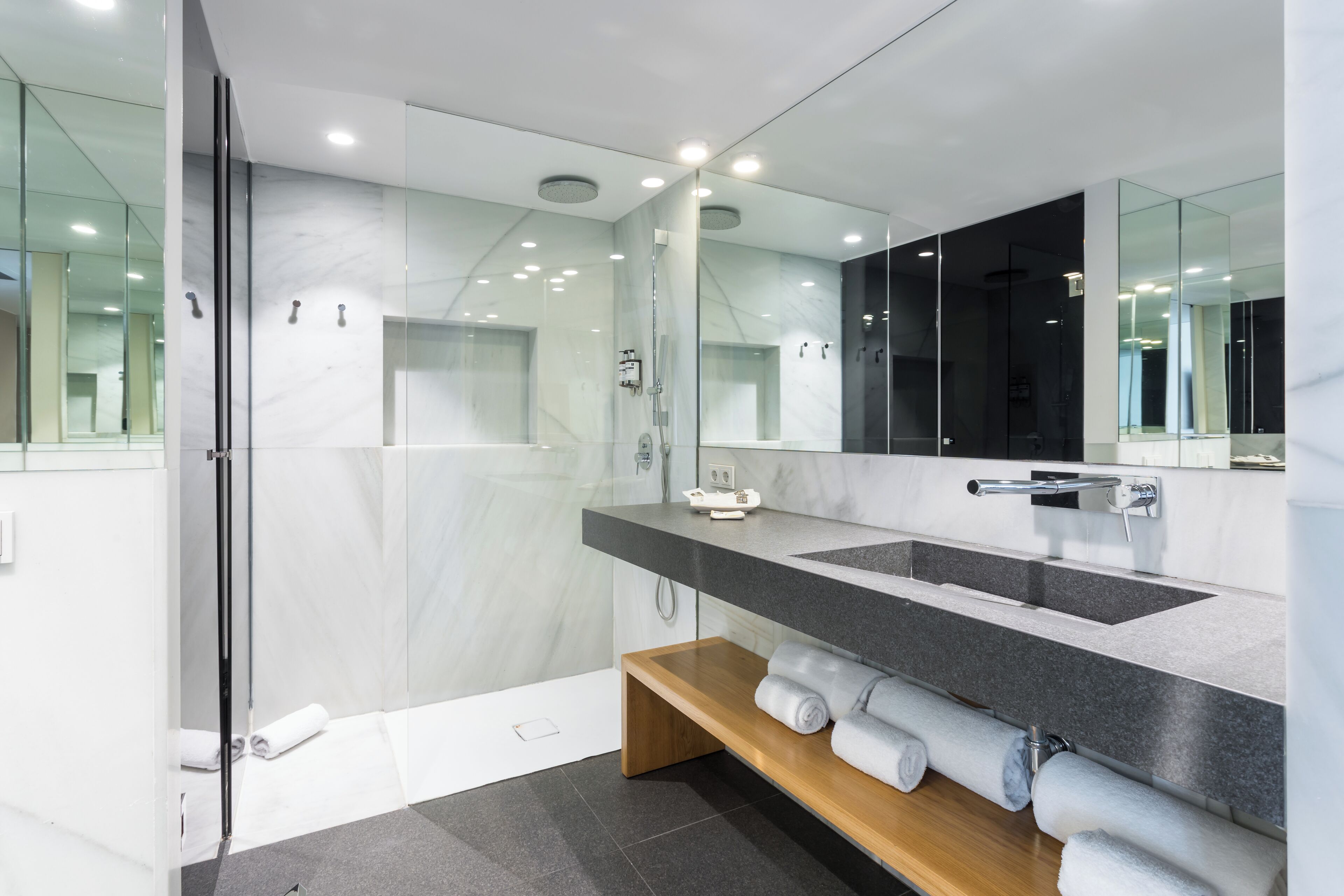 superior double or twin room (extra bed) | bathroom | free toiletries, hair dryer, towels