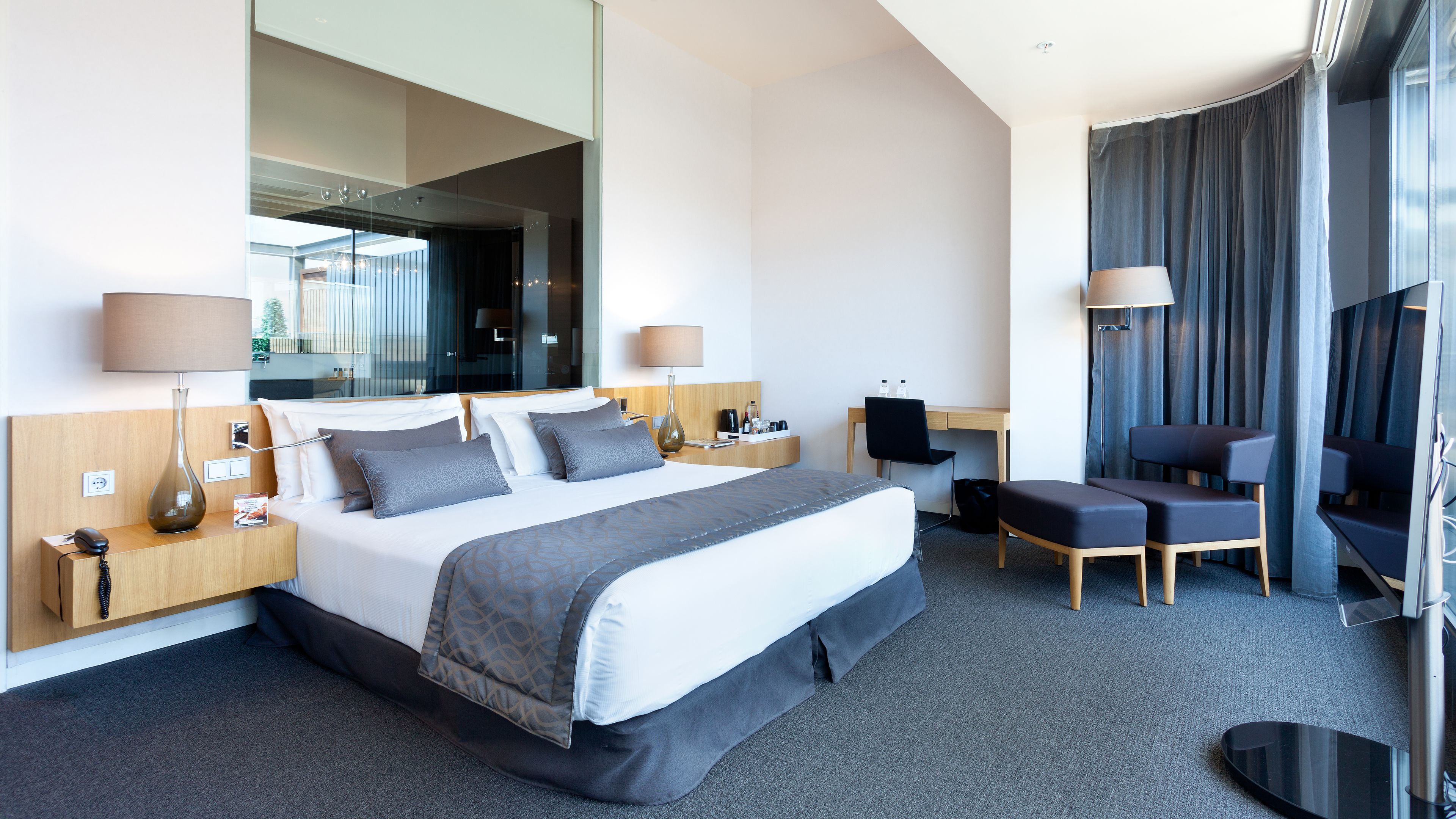 deluxe room, terrace | down duvets, minibar, in-room safe, desk