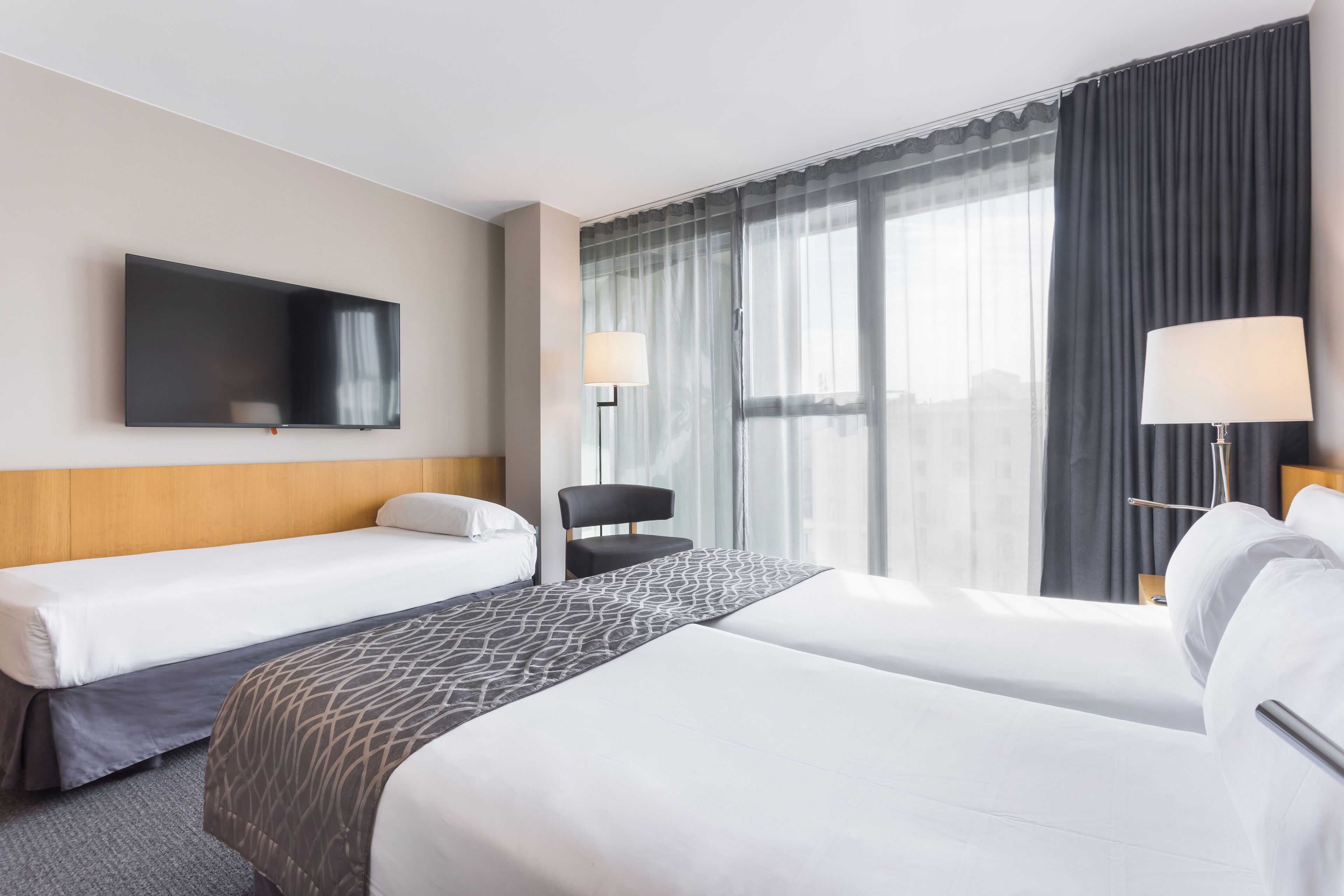 Superior kamer, 1 twee- of 2 eenpersoonsbedden (Extra bed) | Donzen dekbedden, een minibar, een kluis op de kamer, een bureau
