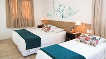 Quarto triplo standard | Cofres nos quartos, escrivaninha, cortinas blackout, Wi-Fi de cortesia