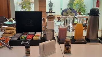 Café da manhã com buffet grátis todos os dias