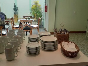 Free daily buffet breakfast - Garibaldi Business Hotel (Porto Alegre)