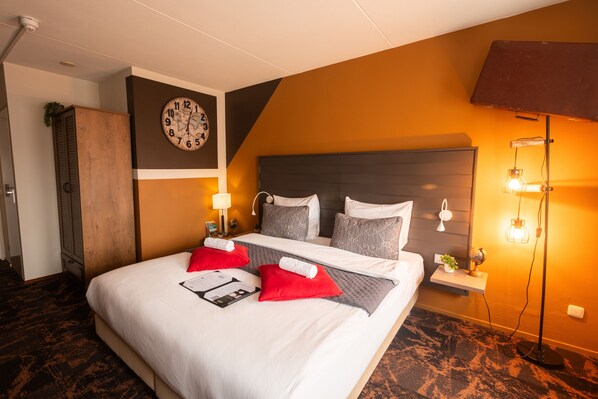 Deluxe Studio | Desk, laptop workspace, blackout curtains, iron/ironing board - The Happy Traveler (Groningen)