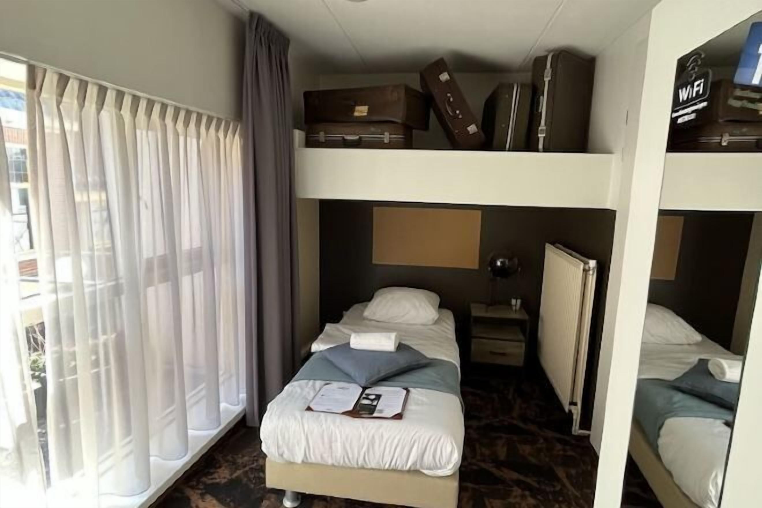 Bureau, espace de travail pour ordinateur portable, rideaux occultants