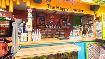 2 bars/lounges