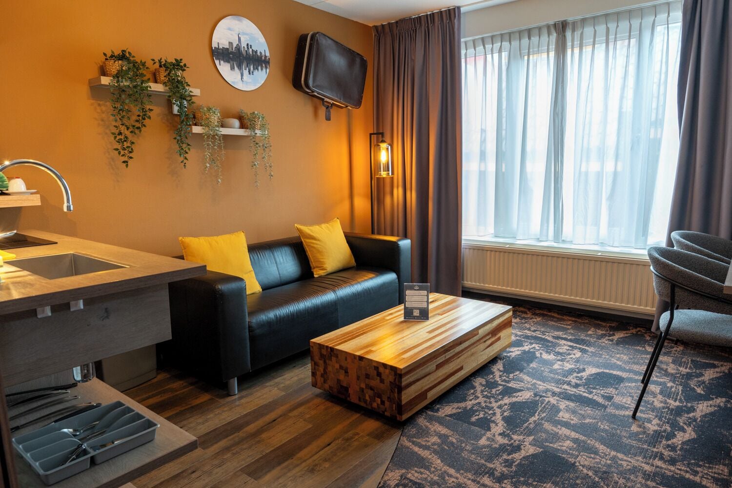 Bureau, espace de travail pour ordinateur portable, rideaux occultants